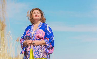 Artı Avrupalı olgun bir kadın, keyfi yerinde, hayatın tadını çıkarıyor, yürüyor. İnsanların hayatı XI boyutunda, mutlu, güzel, güzel bir kadın. Vücut konsepti pozitif