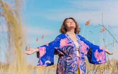 Artı Avrupalı olgun bir kadın, keyfi yerinde, hayatın tadını çıkarıyor, yürüyor. İnsanların hayatı XI boyutunda, mutlu, güzel, güzel bir kadın. Vücut konsepti pozitif