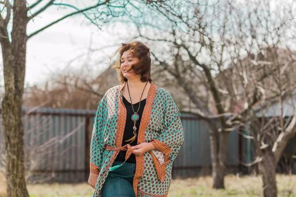 Artı Avrupalı olgun bir kadın, keyfi yerinde, hayatın tadını çıkarıyor, yürüyor. İnsanların hayatı XI boyutunda, mutlu, güzel, güzel bir kadın. Vücut konsepti pozitif