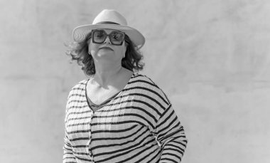 Soyunmuş ceketli şık bir bayan, büyük bedenli kadınlar için sıradan bir moda. Kostüm Fikirleri Konseri