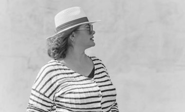 Soyunmuş ceketli şık bir bayan, büyük bedenli kadınlar için sıradan bir moda. Kostüm Fikirleri Konseri