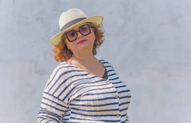 Soyunmuş ceketli şık bir bayan, büyük bedenli kadınlar için sıradan bir moda. Kostüm Fikirleri Konseri