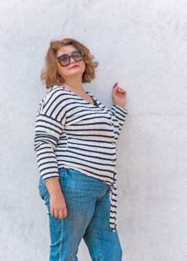 Soyunmuş ceketli şık bir bayan, büyük bedenli kadınlar için sıradan bir moda. Kostüm Fikirleri Konseri