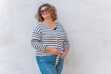 Soyunmuş ceketli şık bir bayan, büyük bedenli kadınlar için sıradan bir moda. Kostüm Fikirleri Konseri