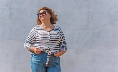 Soyunmuş ceketli şık bir bayan, büyük bedenli kadınlar için sıradan bir moda. Kostüm Fikirleri Konseri