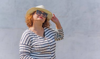 Soyunmuş ceketli şık bir bayan, büyük bedenli kadınlar için sıradan bir moda. Kostüm Fikirleri Konseri