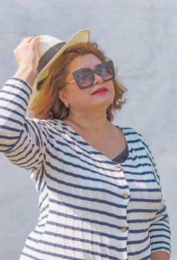 Soyunmuş ceketli şık bir bayan, büyük bedenli kadınlar için sıradan bir moda. Kostüm Fikirleri Konseri