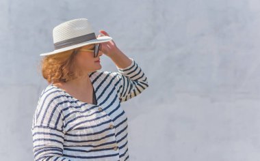 Soyunmuş ceketli şık bir bayan, büyük bedenli kadınlar için sıradan bir moda. Kostüm Fikirleri Konseri