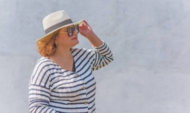 Soyunmuş ceketli şık bir bayan, büyük bedenli kadınlar için sıradan bir moda. Kostüm Fikirleri Konseri