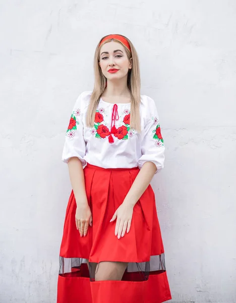 Geleneksel Nakışlı Gömlekli Avrupalı Halk Modasına Uygun Bir Kadın Ulusal — Stok fotoğraf