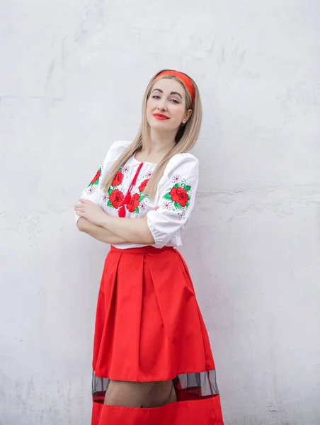 穿着绣花传统衬衫的欧洲民间时髦女人 民族服装的概念 — 图库照片