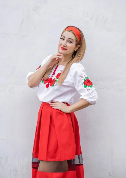 Europeisk Folklig Modern Kvinna Broderi Traditionell Skjorta Begreppet Nationell Kostym — Stockfoto