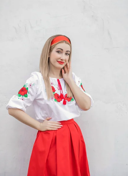 Europese Folk Modieuze Vrouw Borduurwerk Traditionele Shirt Begrip Nationaal Kostuum — Stockfoto