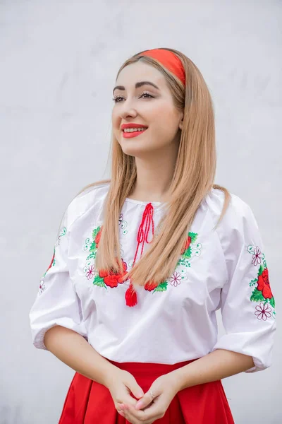 刺繍の伝統的なシャツでヨーロッパの民俗ファッショナブルな女性 民族衣装の概念 — ストック写真