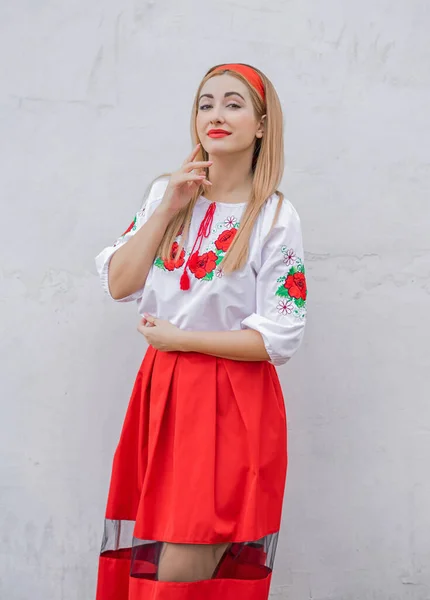 穿着绣花传统衬衫的欧洲民间时髦女人 民族服装的概念 — 图库照片