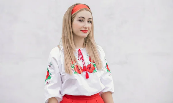 Europeisk Folklig Modern Kvinna Broderi Traditionell Skjorta Begreppet Nationell Kostym — Stockfoto