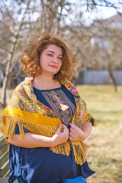 Europeu Tamanho Mulher Étnica Bordado Camisa Tradicional Cachecol Conceito Traje — Fotografia de Stock