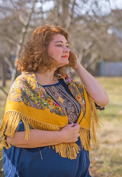 European Size Ethnische Frau Stickerei Traditionelles Hemd Und Schal Konzept — Stockfoto