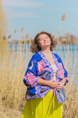 Ayrıca sarı etekli kadın ve Boho etnik esrarengiz hırka giyiyor. Kadınlar için moda, yeni koleksiyon 