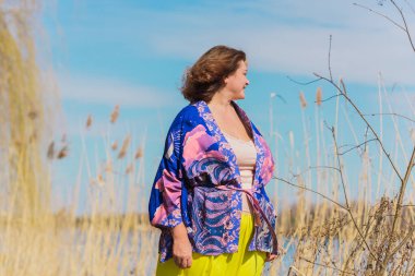 Ayrıca sarı etekli kadın ve Boho etnik esrarengiz hırka giyiyor. Kadınlar için moda, yeni koleksiyon 