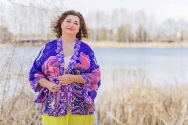 Ayrıca sarı etekli kadın ve Boho etnik esrarengiz hırka giyiyor. Kadınlar için moda, yeni koleksiyon 