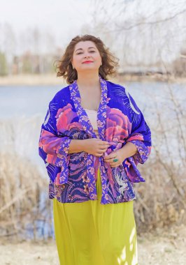 Ayrıca sarı etekli kadın ve Boho etnik esrarengiz hırka giyiyor. Kadınlar için moda, yeni koleksiyon 