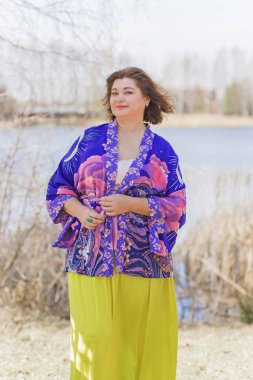 Ayrıca sarı etekli kadın ve Boho etnik esrarengiz hırka giyiyor. Kadınlar için moda, yeni koleksiyon 