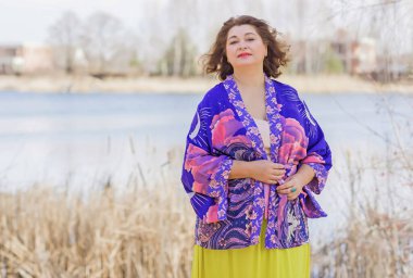 Ayrıca sarı etekli kadın ve Boho etnik esrarengiz hırka giyiyor. Kadınlar için moda, yeni koleksiyon 