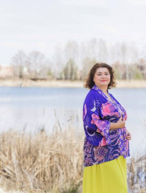 Ayrıca sarı etekli kadın ve Boho etnik esrarengiz hırka giyiyor. Kadınlar için moda, yeni koleksiyon 