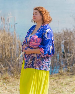 Ayrıca sarı etekli kadın ve Boho etnik esrarengiz hırka giyiyor. Kadınlar için moda, yeni koleksiyon 