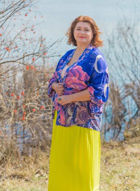 Ayrıca sarı etekli kadın ve Boho etnik esrarengiz hırka giyiyor. Kadınlar için moda, yeni koleksiyon 