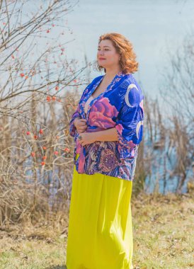 Ayrıca sarı etekli kadın ve Boho etnik esrarengiz hırka giyiyor. Kadınlar için moda, yeni koleksiyon 