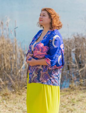 Ayrıca sarı etekli kadın ve Boho etnik esrarengiz hırka giyiyor. Kadınlar için moda, yeni koleksiyon 