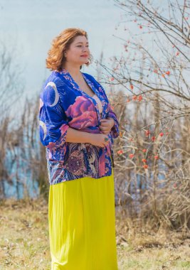 Ayrıca sarı etekli kadın ve Boho etnik esrarengiz hırka giyiyor. Kadınlar için moda, yeni koleksiyon 