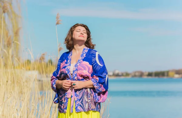 Ayrıca sarı etekli kadın ve Boho etnik esrarengiz hırka giyiyor. Kadınlar için moda, yeni koleksiyon 