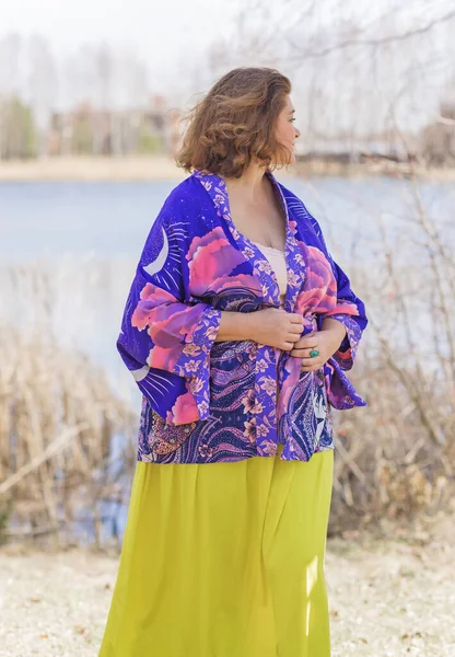 黄色のスカートとボホエスニックカーディガンのプラスサイズの女性 女性のためのファッショナブルな 新しいコレクション — ストック写真
