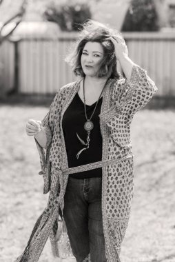 Artı boy kadın ve Boho tarzı, pamuklu hırka. Kadınlar için moda, yeni koleksiyon