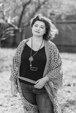 Artı boy kadın ve Boho tarzı, pamuklu hırka. Kadınlar için moda, yeni koleksiyon