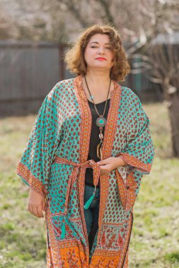 Artı boy kadın ve Boho tarzı, pamuklu hırka. Kadınlar için moda, yeni koleksiyon