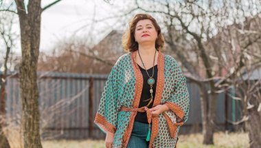 Artı boy kadın ve Boho tarzı, pamuklu hırka. Kadınlar için moda, yeni koleksiyon 