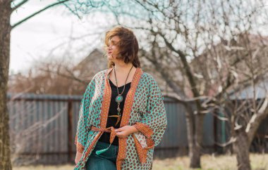 Artı boy kadın ve Boho tarzı, pamuklu hırka. Kadınlar için moda, yeni koleksiyon 