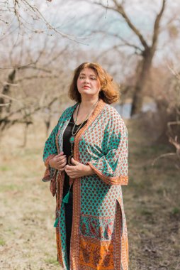 Artı boy kadın ve Boho tarzı, pamuklu hırka. Kadınlar için moda, yeni koleksiyon 