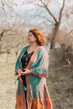 Artı boy kadın ve Boho tarzı, pamuklu hırka. Kadınlar için moda, yeni koleksiyon 