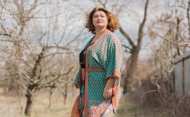 Artı boy kadın ve Boho tarzı, pamuklu hırka. Kadınlar için moda, yeni koleksiyon 