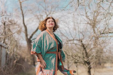 Artı boy kadın ve Boho tarzı, pamuklu hırka. Kadınlar için moda, yeni koleksiyon 