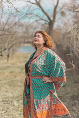 Artı boy kadın ve Boho tarzı, pamuklu hırka. Kadınlar için moda, yeni koleksiyon 
