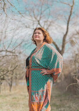 Artı boy kadın ve Boho tarzı, pamuklu hırka. Kadınlar için moda, yeni koleksiyon 