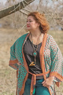 Artı boy kadın ve Boho tarzı, pamuklu hırka. Kadınlar için moda, yeni koleksiyon 