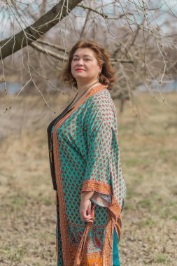 Artı boy kadın ve Boho tarzı, pamuklu hırka. Kadınlar için moda, yeni koleksiyon 