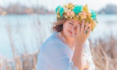 Bayanlar için güneşli, güzel bir Boho etik tarzı. Ayrıca çiçek çelengi olarak Avrupalı, doğal kıyafet mankeni, moda anlayışı.